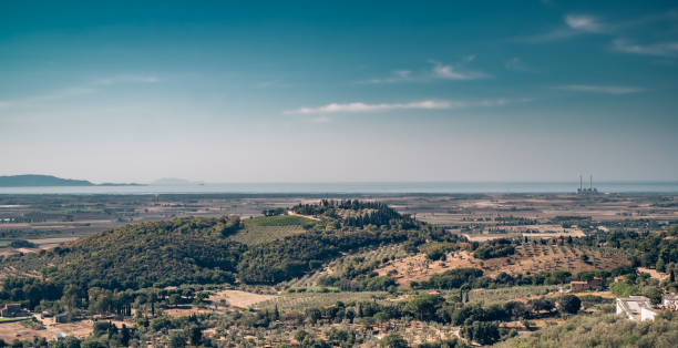 las colinas y la llanura frente al golfo de follonica. - grosseto province fotografías e imágenes de stock