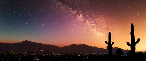 uma bela noite estrelada sobre phoenix arizona - phoenix arizona skyline desert - fotografias e filmes do acervo