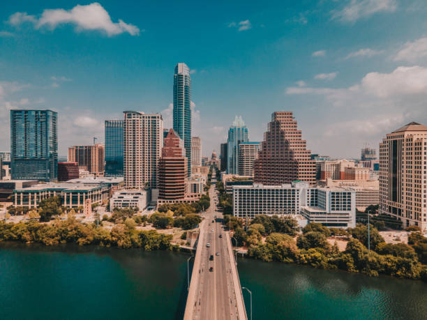 austin congress street bridge et texas capitol building - capitales internationales photos et images de collection