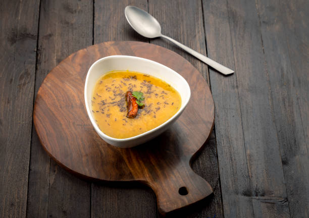 伝統的なインドのレンズ豆スープまたは黄色のダル - moong dal ストックフォトと画像