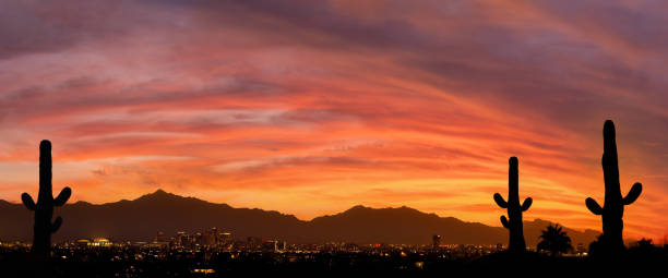 ein wunderschöner sonnenuntergang über phoenix arizona - panoramic canyon arizona scenics stock-fotos und bilder