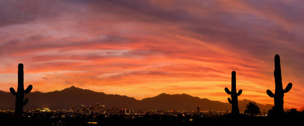 um belo pôr do sol sobre phoenix arizona - phoenix arizona skyline desert - fotografias e filmes do acervo
