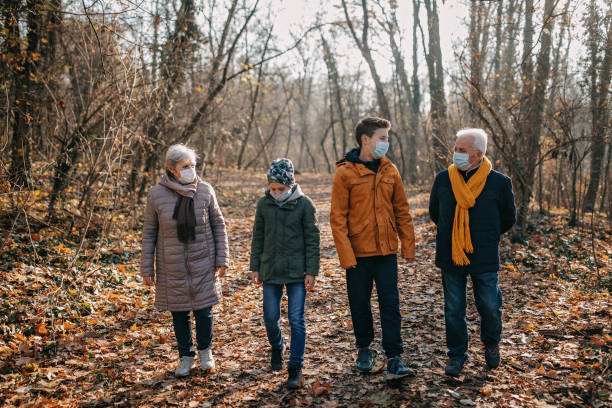 família multigeracional curtindo a caminhada no parque enquanto distancia social - 3149 - fotografias e filmes do acervo