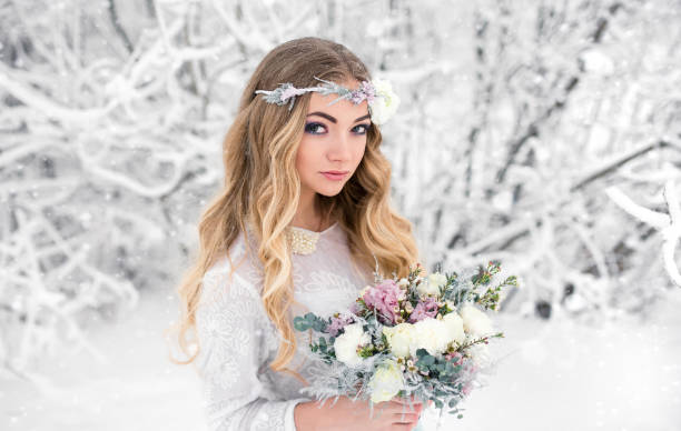 inverno linda mulher na floresta branca de neve com coroa de flores e buquê. maquiagem de casamento e penteado - christmas wedding bride winter - fotografias e filmes do acervo