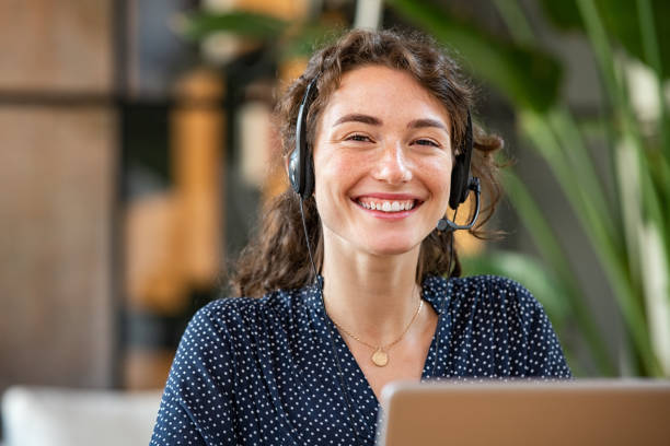 사무실에서 일하는 성공적인 고객 서비스 에이전트 - bluetooth headset women customer 뉴스 사진 이미지
