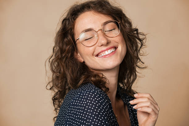 joyful natural young woman smiling - female women young women one young woman only imagens e fotografias de stock