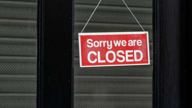 전염병 및 잠금 시 닫힌 간판 쇼핑 - going out of business closed business closed for business 뉴스 사진 이미지