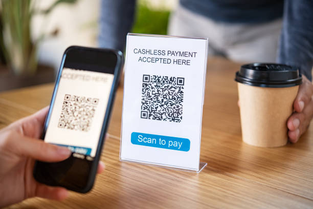 qr code digital payment at coffee shop - coffee serving cafeteria worker checkout counter imagens e fotografias de stock