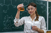 m%C3%A4dchen-student-f%C3%BChrt-experime