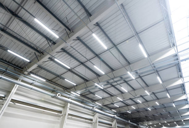 led lighting - warehouse | energy saving - production hall - light fixture imagens e fotografias de stock