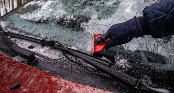 hand close up czyszcząc lód w dół przedniej szyby z ośnieżonego samochodu - frozen windshield cold car zdjęcia i obrazy z banku zdjęć