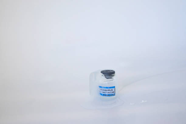 Slowly melting ice cube with COVID dose vaccine frozen inside Concept of very low storage temperatures for corona virus vaccine Glass vial with vaccine for corona virus. White background, copy space cubo de hielo de fusión lenta con la vacuna de dosis covid congelada dentro del concepto de temperaturas de almacenamiento muy bajas para la vacuna del virus corona vial de vidrio con vacuna para el virus corona. fondo blanco, espacio de copia