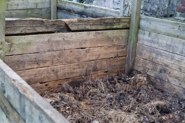istock Composting garden waste to convert it to enriched soil. 1289239890