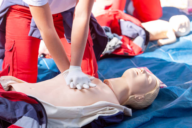 erste hilfe und herz-lungen-wiederbelebung - cpr-klasse - chest compressions stock-fotos und bilder