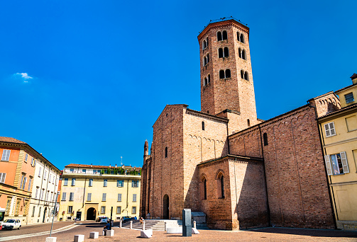 Basílica de Sant Antonino en Piacenza, Italia photo