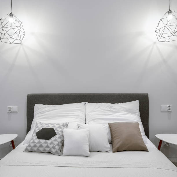 cama de casal no quarto branco, close-up - double bed night table headboard bed - fotografias e filmes do acervo