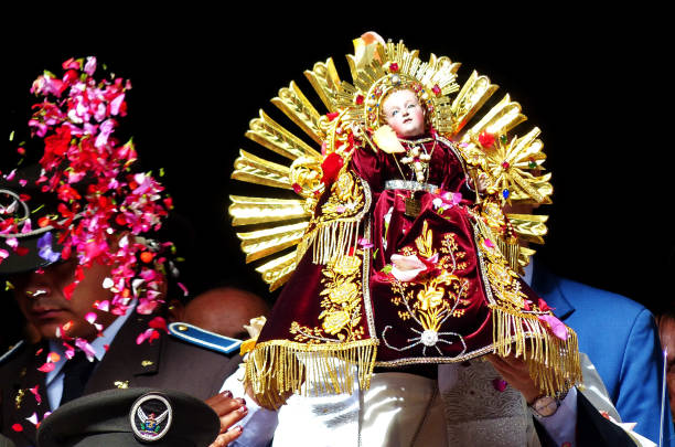 bishop lleva la escultura de niño viajero, ecuador - parade doll child baby fotografías e imágenes de stock