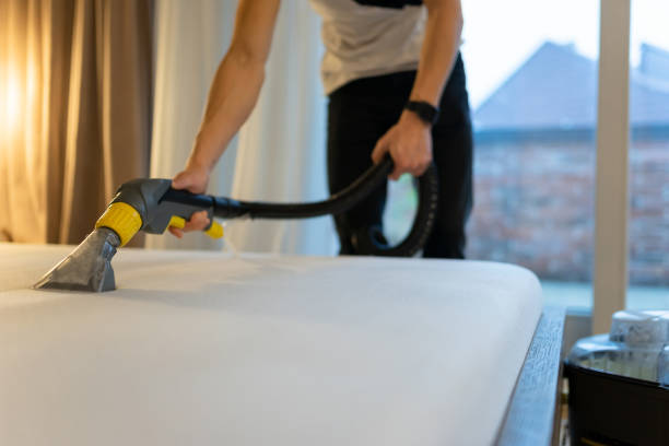 processo de limpeza do colchão. homem limpa cama de sujeira e bactérias - mattress cleaning vacuum cleaner housework - fotografias e filmes do acervo