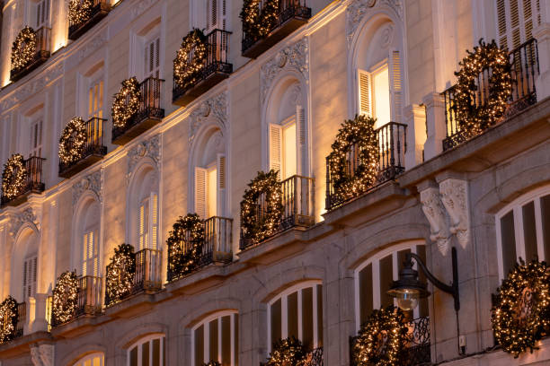 facciata di un edificio decorato con luci natalizie di notte. - puerto de sol foto e immagini stock