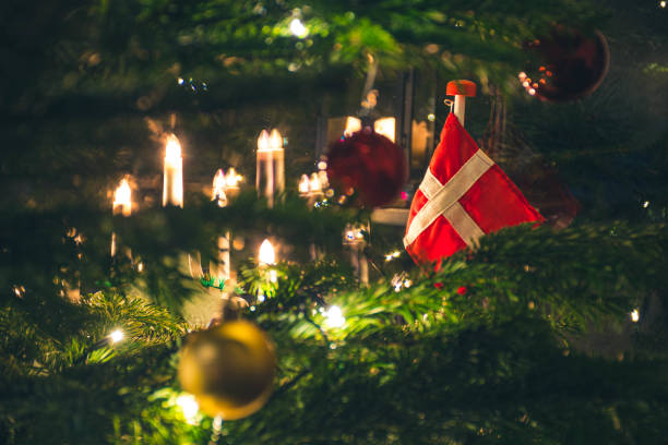 デンマークの旗を持つ美しいクリスマスツリー - denmark house flag danish flag ストックフォトと画像