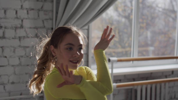 jovem loira garota vogue dançarina mostra trabalho no salão de dança na luz de fundo da janela, retrato, close-up - vogue dancing - fotografias e filmes do acervo