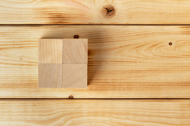 暗い木製のテーブルの上にグループ化された木製の正方形のブロック - groupped ストックフォトと画像