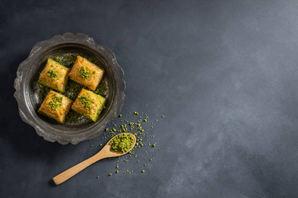 postre turco tradicional antep baklava con pistacho en mesa rústica, ramadán o postres navideños concepto - baklawa fotografías e imágenes de stock