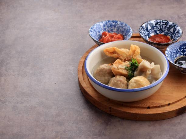 bakso malang genellikle malang, doğu java endonezya köfte olduğunu. genellikle bakwan, bakso goreng, tofu gibi çeşitli garnitür ile servis edilir - malang stok fotoğraflar ve resimler