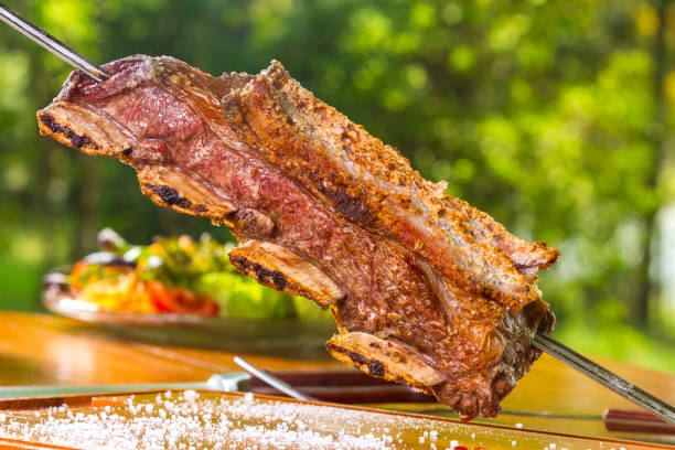 churrasco costela de carne bovina - boi brasil - fotografias e filmes do acervo