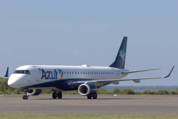 Embraer ERJ-195AR of Azul Airlines Santarem/Para/Brazil - Sep 30, 2018: Embraer ERJ-195AR (PR-AXT) aircraft of the brazilian company Azul Airlines at Santarem Airport (STM/SBSN). para ascending stock pictures, royalty-free photos & images
