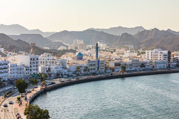 il lungomare e il porto di muttrah. - oman greater masqat built structure mosque foto e immagini stock