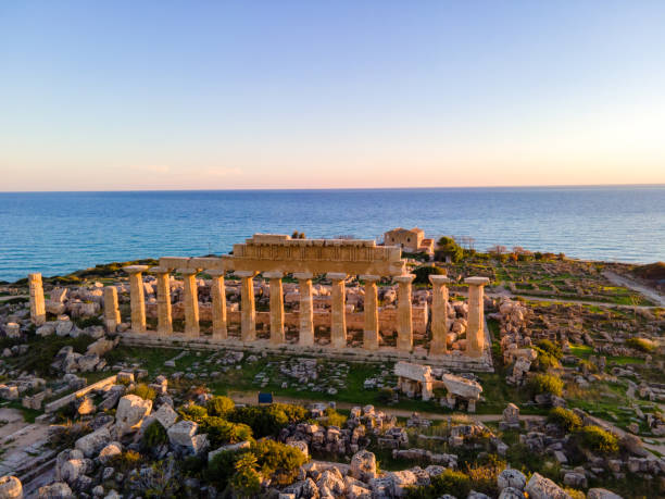 vue sur la mer et ruines des colonnes grecques dans le parc archéologique de selinunte - agrigento sicily italy tourism photos et images de collection