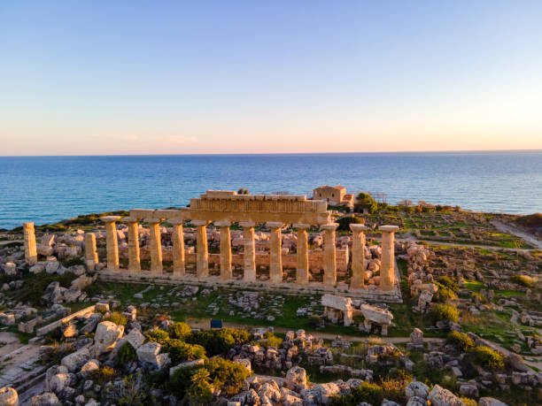 vista sul mare e rovine di colonne greche nel parco archeologico di selinunte - column italy italian culture greece foto e immagini stock