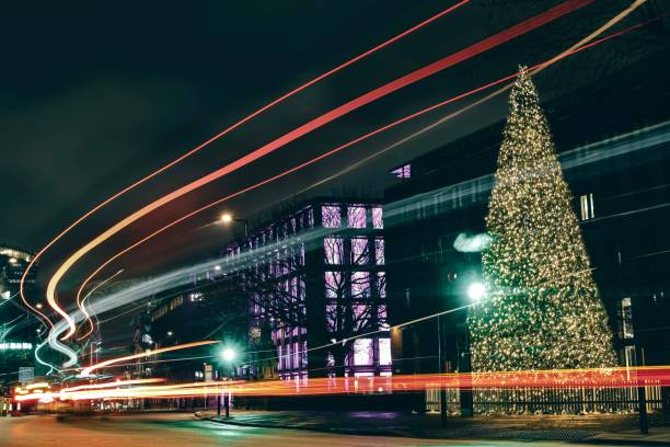 istock Christmas tree by St Paul’s cathedral at night 1289293153