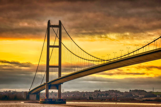 humber bridge z kolorowym wschodem słońca, hessle, humberside, anglia, wielka brytania - kingston upon hull zdjęcia i obrazy z banku zdjęć