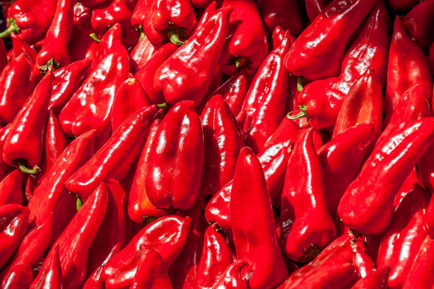 市場の屋台でキャピアペッパー - pepper bell pepper market spice ストックフォトと画像