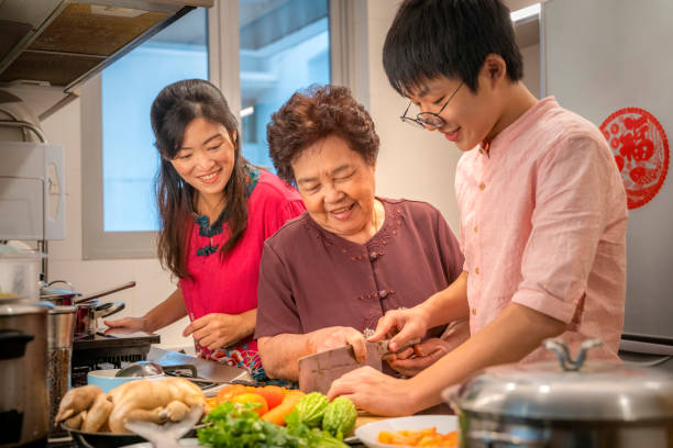 jóvenes asiáticos aprendiendo a preparar alimentos - old culture fotografías e imágenes de stock