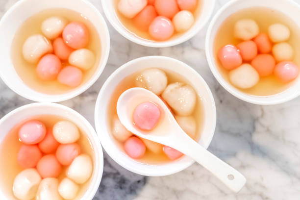 gnocchi di riso glutinoso (tang yuan 湯圓) serviti su ciotola di porcellana - focus on foreground joy happiness pink foto e immagini stock