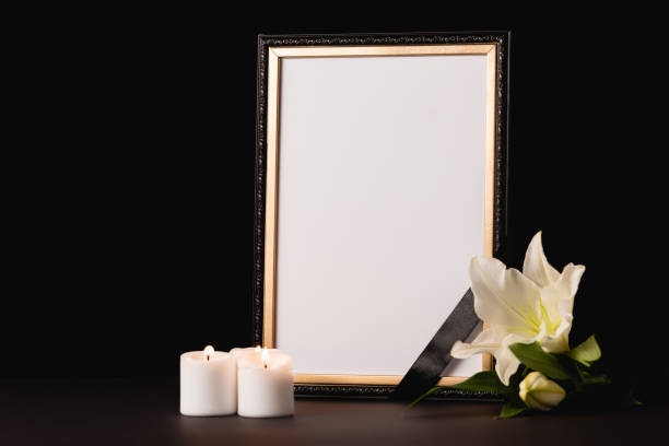 黒の背景にリボンを持つユリ、キャンドル、鏡、葬儀のコンセプト - 記念写真 ストックフォトと画像