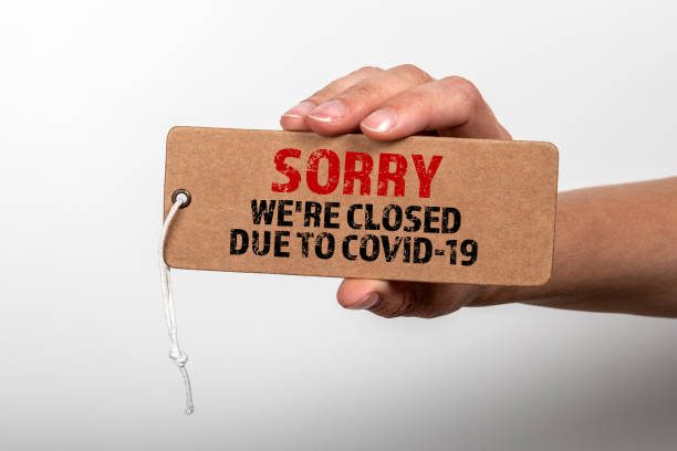 sorry we're closed due to covid 19. cardboard price tag - closed sadness reconciliation sign imagens e fotografias de stock