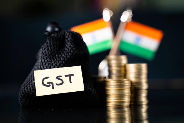 borsa con adesivo gst di fronte alla pila di monete e bandiera indiana come sfondo - concept goods e riscossione delle imposte indirette di servizio in india. - value added tax foto e immagini stock