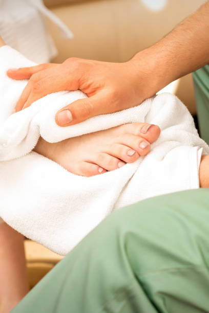 istock Masseur wiping the woman's legs 1289361472