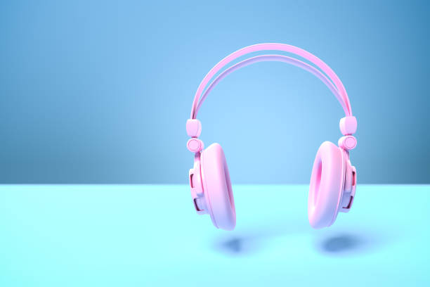 concept de musique : un casque rose sur un fond bleu avec l’ombre. espace copie - accent sélectif sur le premier plan - focus on shadow audio photos et images de collection