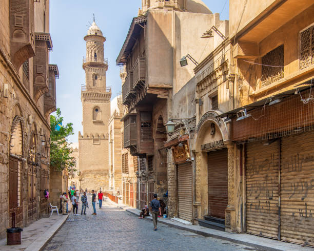 calle moez con minarete del edificio histórico del complejo qalawun, el cairo, egipto - cairo egypt mosque minaret fotografías e imágenes de stock