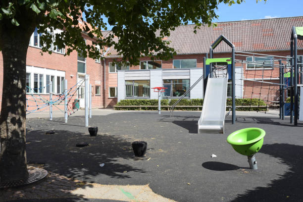 aire de jeux pour les enfants dans une cour d’école - schoolyard photos et images de collection