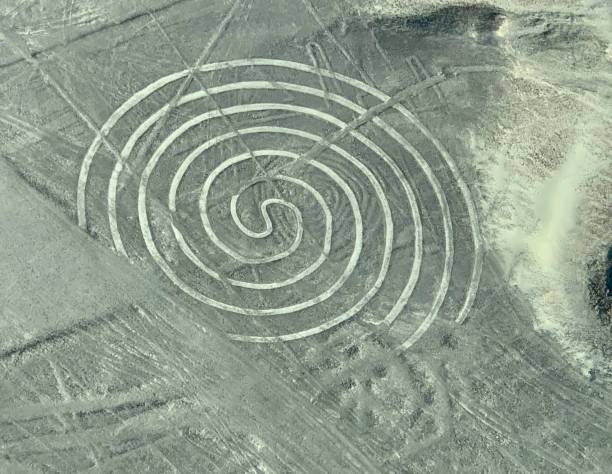 figura espiral c geoglyph nazca lines geoglyphs desierto nasca, perú, vista aérea misterio antigua cultura nazca. famosas líneas gigantes en la meseta de nazca en perú geoglifo circular, dibujos antiguos masivos en el desierto peruano nasca. - prehistoric art fotos fotografías e imágenes de stock