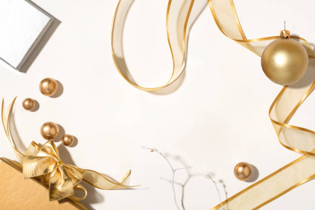 クリスマスの背景。白い背景に分離された金色のリボンとクリスマスの装飾品やギフトボックス - christmas gold christmas lights christmas ornament ストックフォトと画像