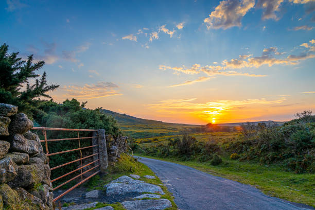 vista al atardecer del parque nacional dartmoor, un vasto páramos en el condado de devon - dartmoor fotografías e imágenes de stock