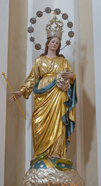 catania - la statua scolpita della vergine maria nella chiesa chiesa di san giuseppe a transito. - transitor foto e immagini stock