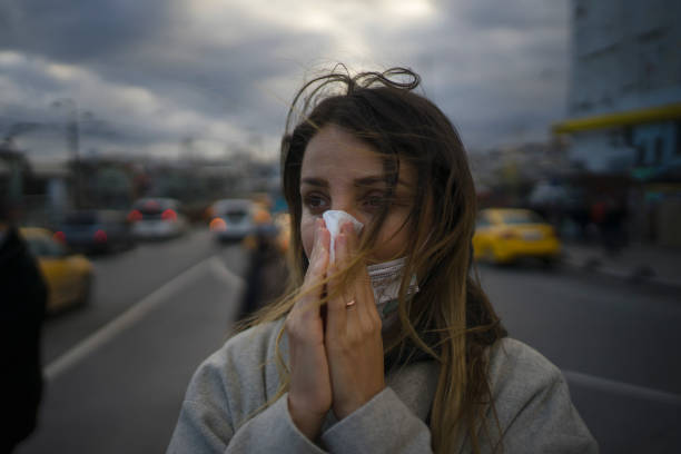 風邪とインフルエンザの病気の若い女性 - grief women selective focus outdoors ストックフォトと画像